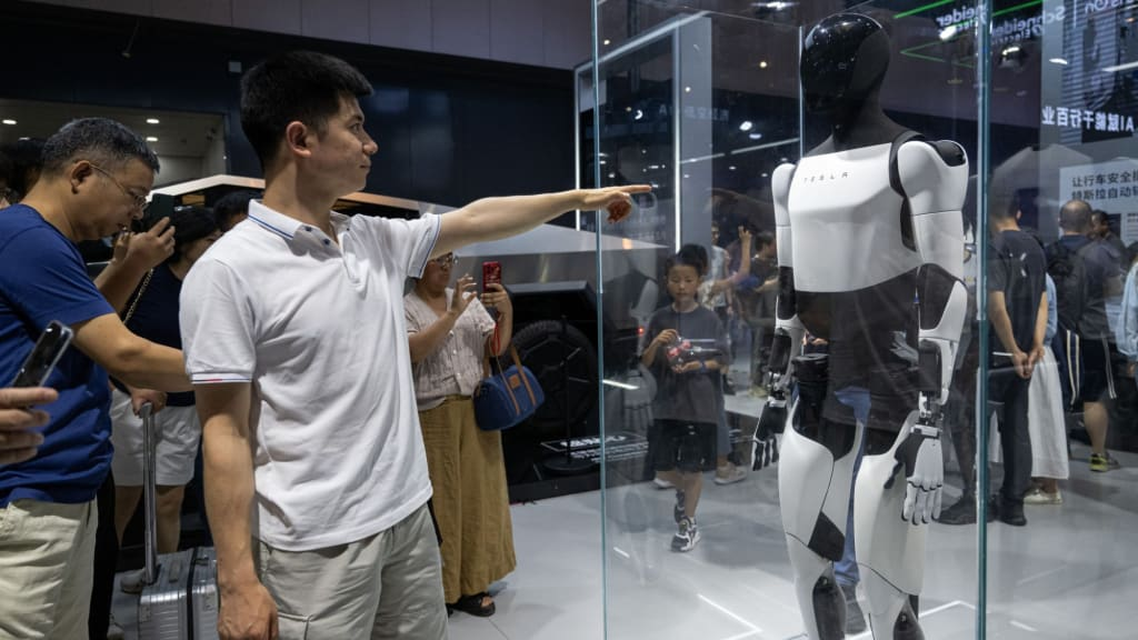 Tesla’s Optimus Robot Draws Attention at Chinese AI Conference