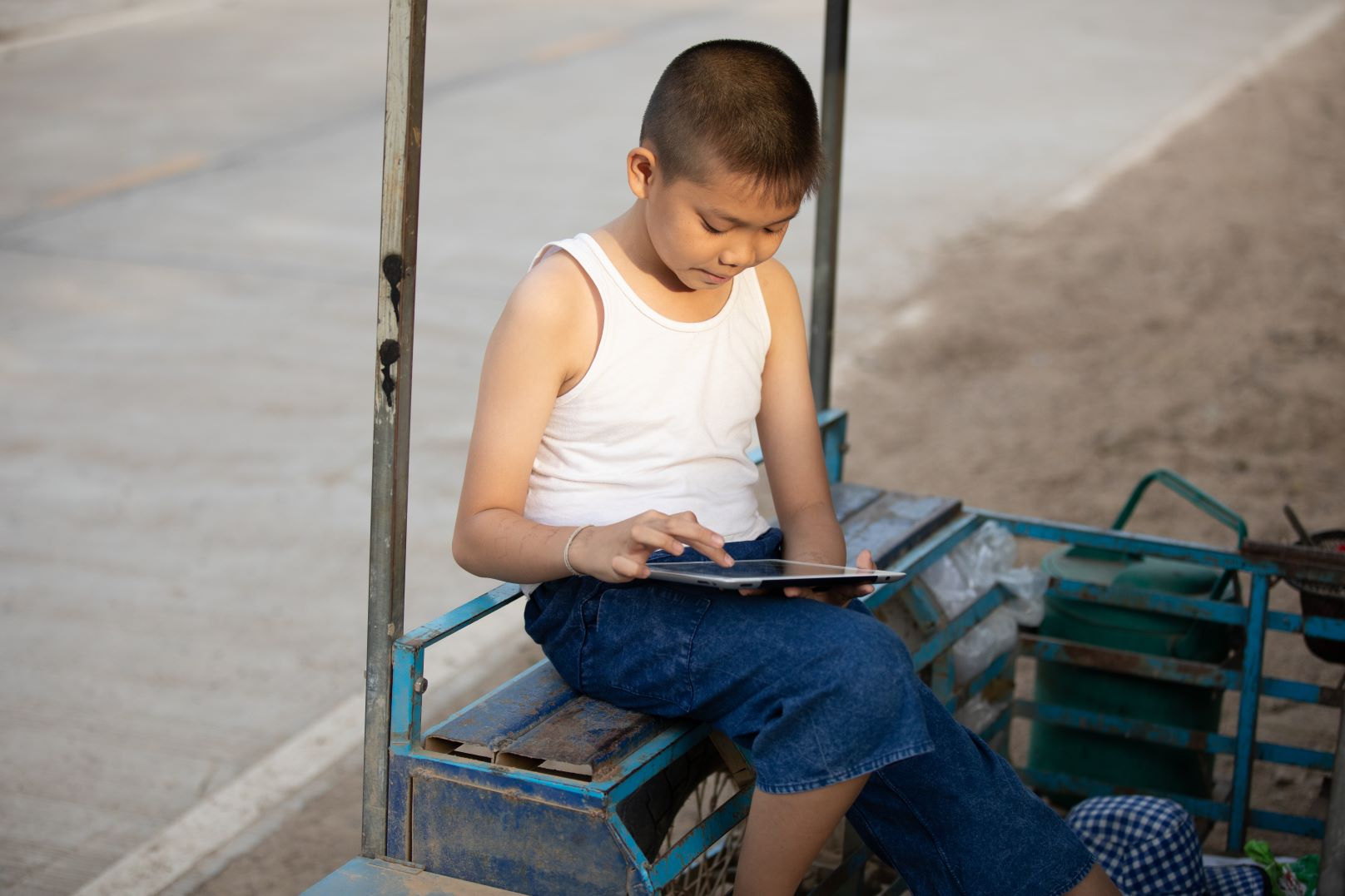 Navigating the Dual Nature of Technology in Education