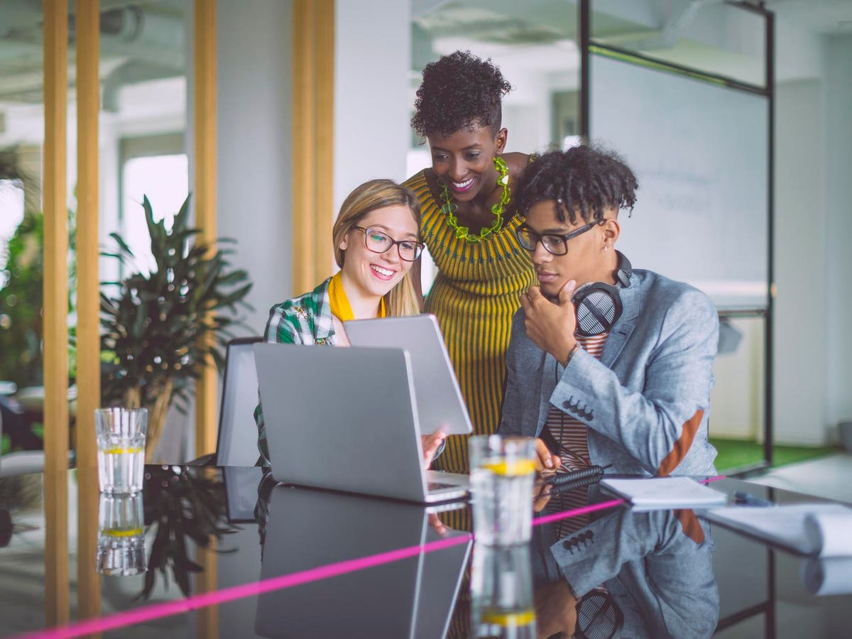 The Dance of Mirroring – How Humans and AI Reflect Each Other