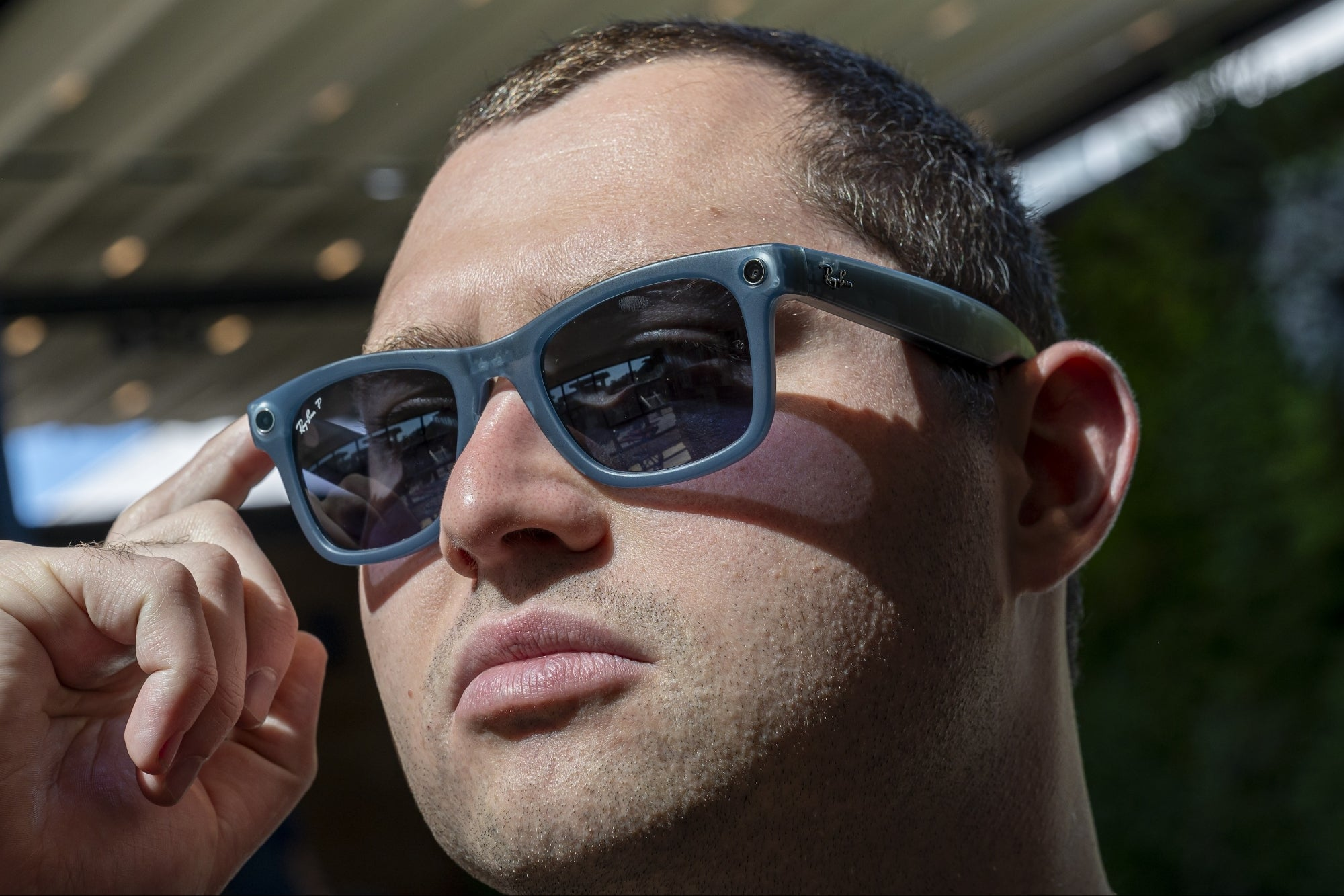 Meta’s Smart Glasses Surge as Apple Eyes the Market