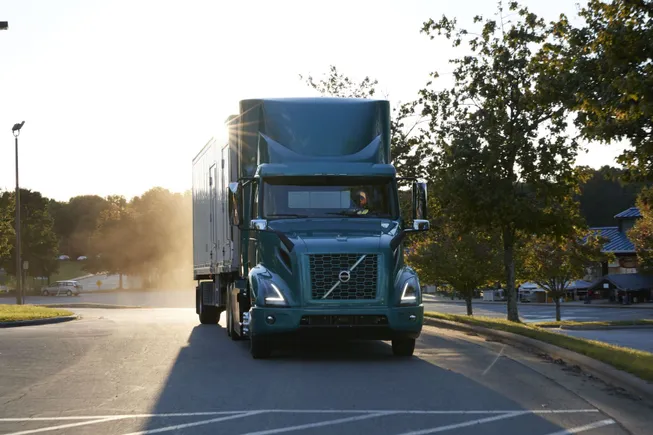 Volvo Trucks Enhances Service Contracts with AI for Better Efficiency