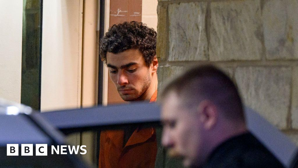 Apple Faces Pressure to Remove Faulty AI News Feature