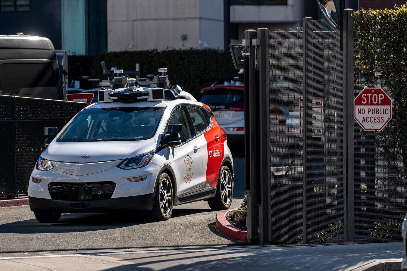 GM Shifts Focus from Cruise Robotaxi to In-House Autonomous Tech