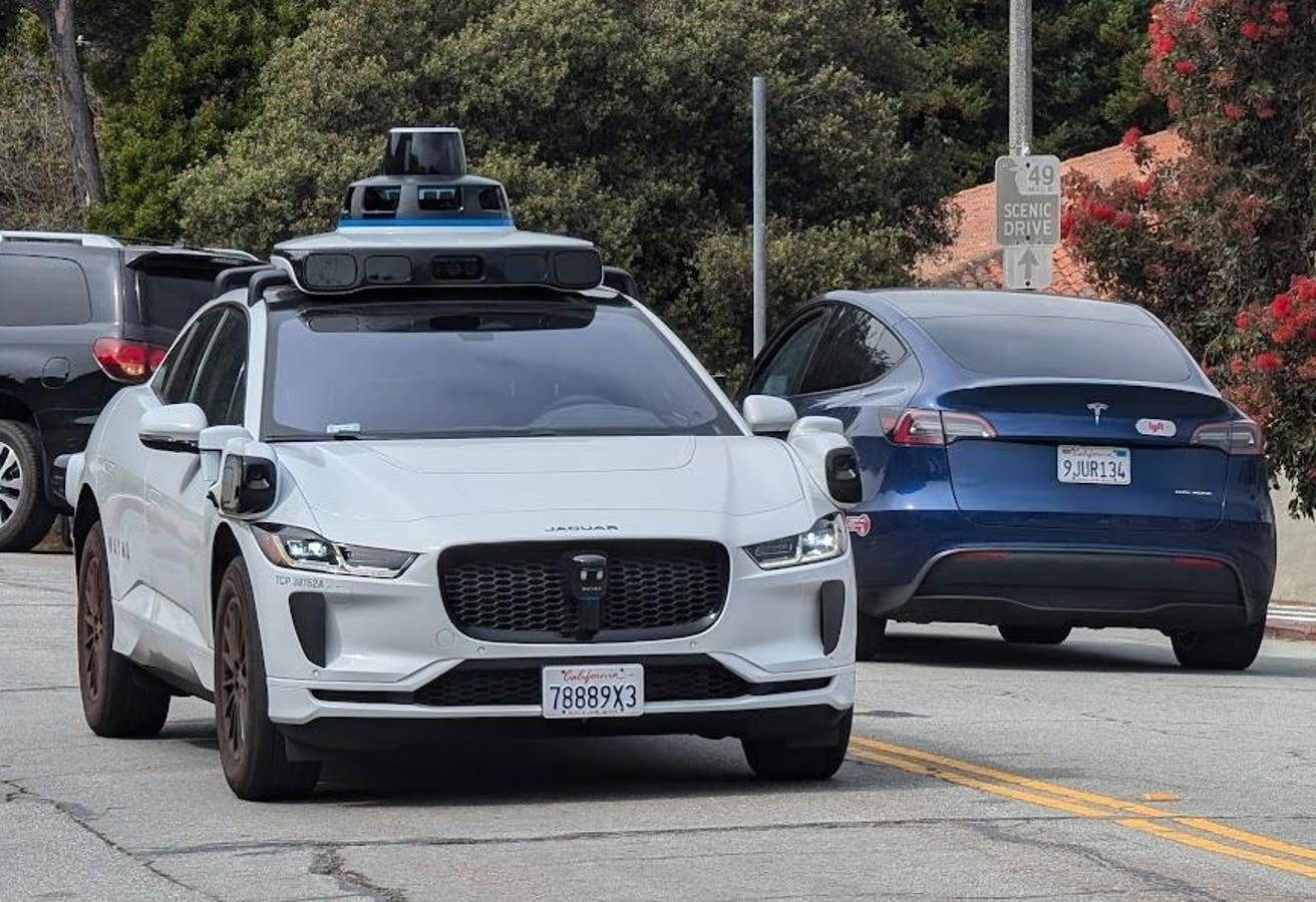 Waymo vs. Tesla – The Race for Self-Driving Supremacy