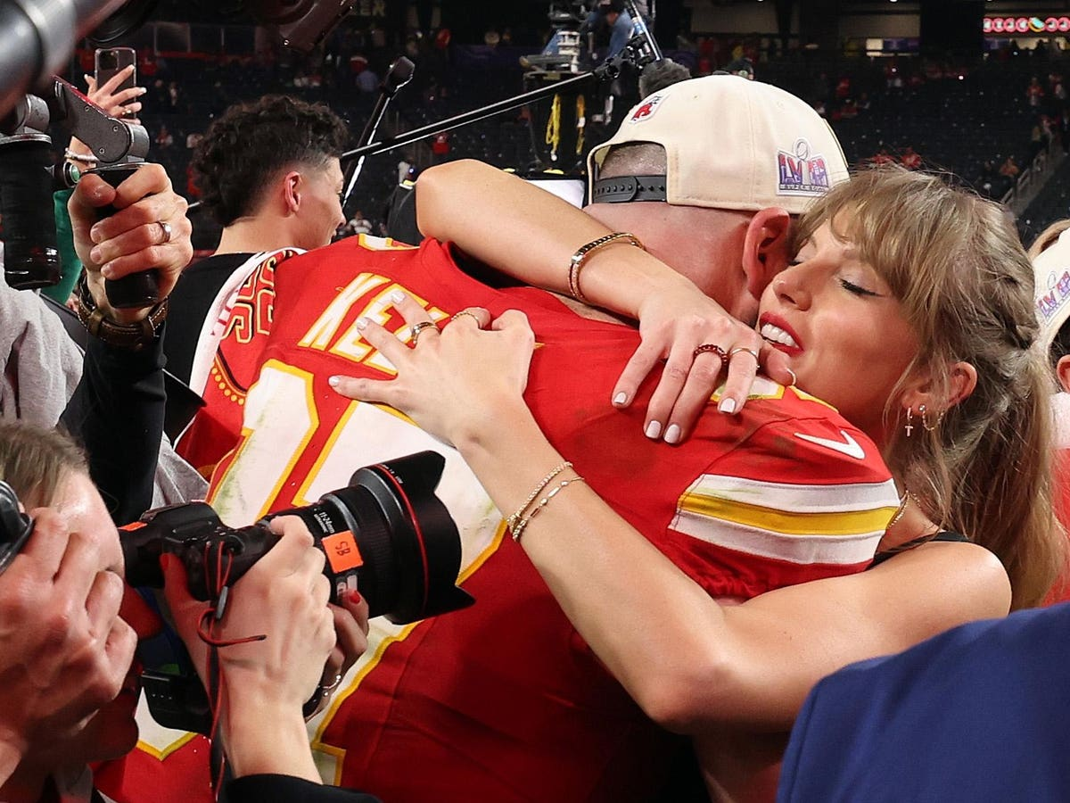 Bridging Fans – How Generative AI Can Enhance Super Bowl Party Chats