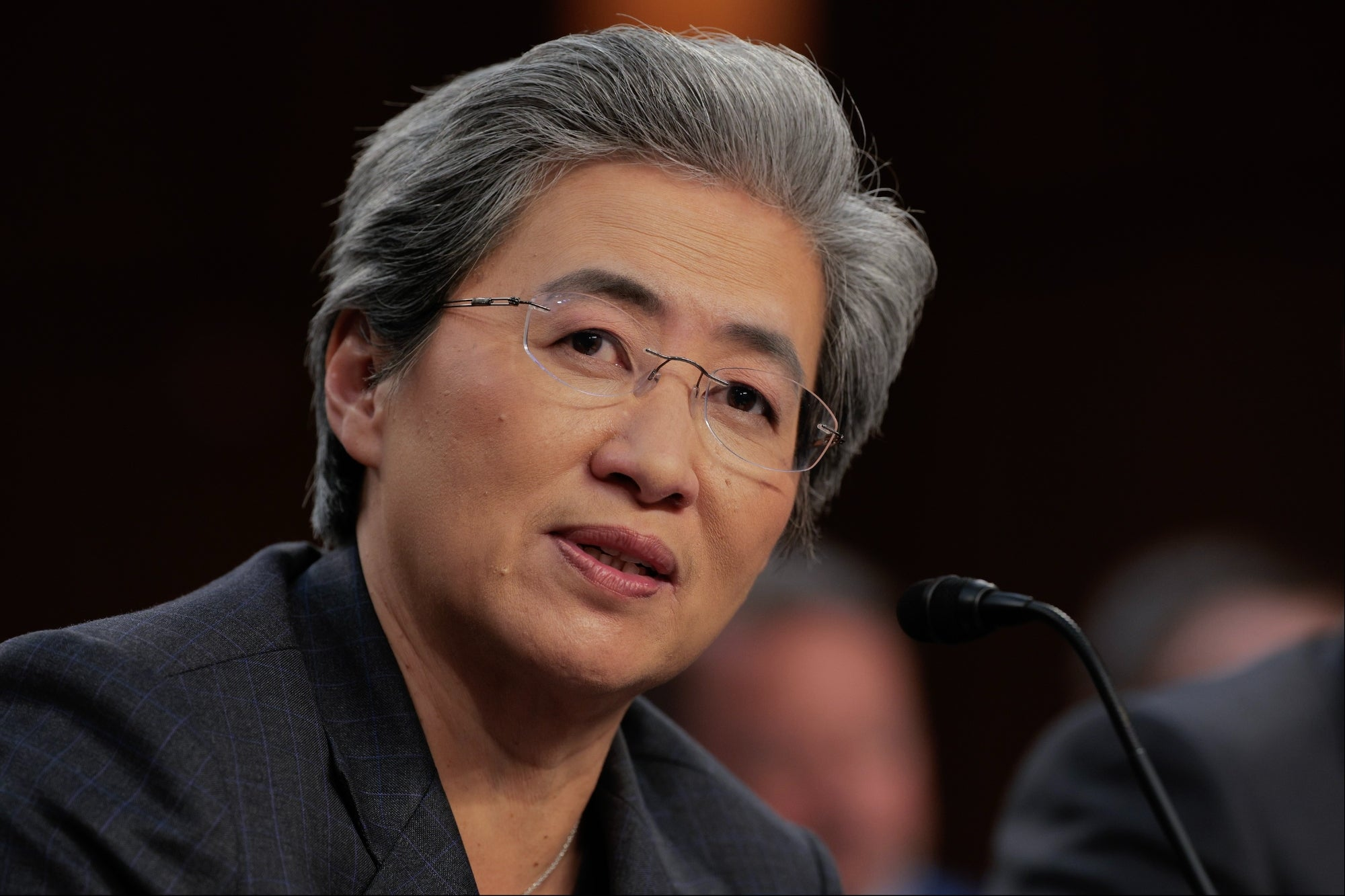 Nvidia vs AMD – The Battle for AI Chip Supremacy Heats Up