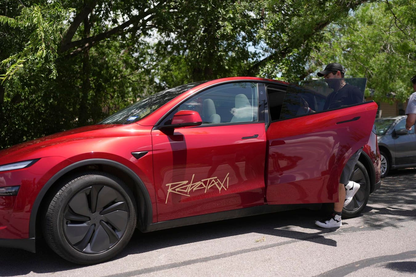 Tesla’s Robotaxi Launch Faces Early Crashes and Controversy