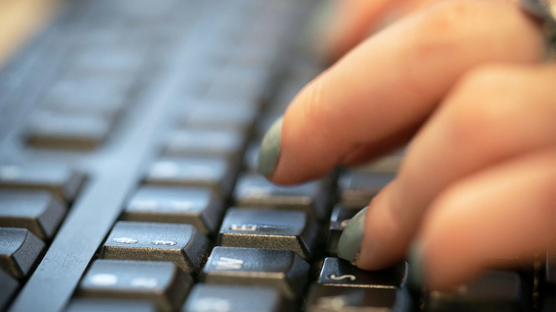 American Workers Navigate AI – Embracing Change or Holding Back?