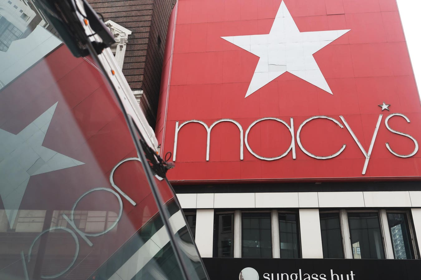 Macy’s AI Success vs. OpenAI’s Checkout Failure – A Retail Lesson