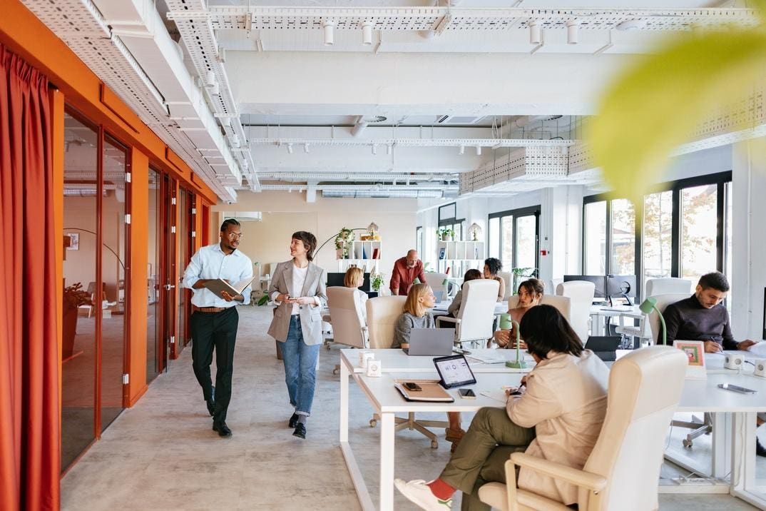 The Great Flattening – How AI and Downsizing Reshape Workplaces