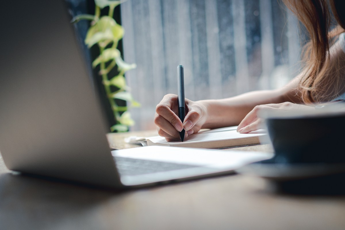 Unmasking AI – The Telltale Signs of Machine-Generated Writing